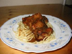 チキンステーキスパゲティに黒胡椒ソース