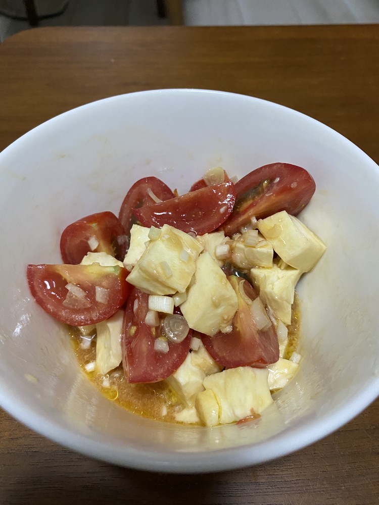 トマトとモッツァレラチーズ、エシャロットの画像