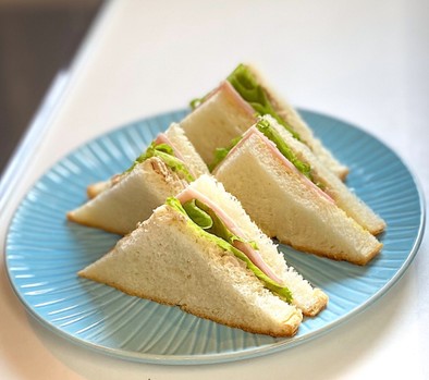 定番！ハムとツナマヨのサンドイッチの写真