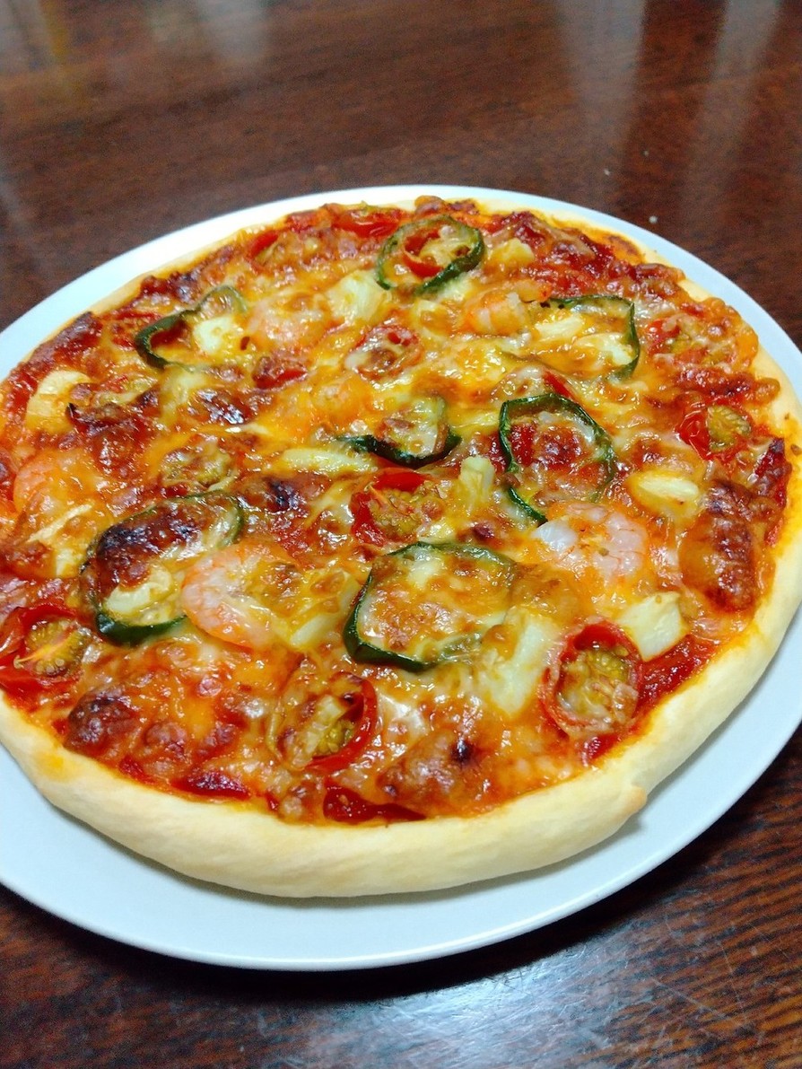 ピザ(エビ、イカ、焼きトマトを使って)の画像
