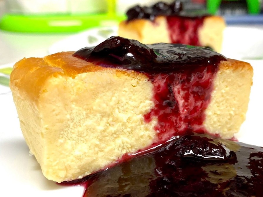 ベイクドチーズケーキ＆赤ワインソース添えの画像