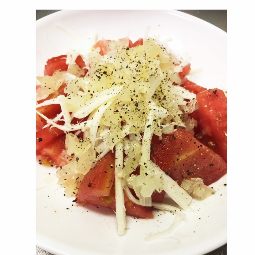 トマト、チーズ、らっきょうのサラダの画像