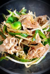 タイ料理に使う調味料を使用した野菜炒め
