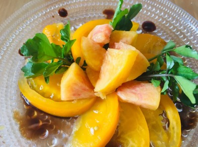 黄桃とトマト（黄色）ルッコラのサラダの写真