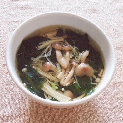 簡単スープ＊ワカメとキノコの中華風の写真