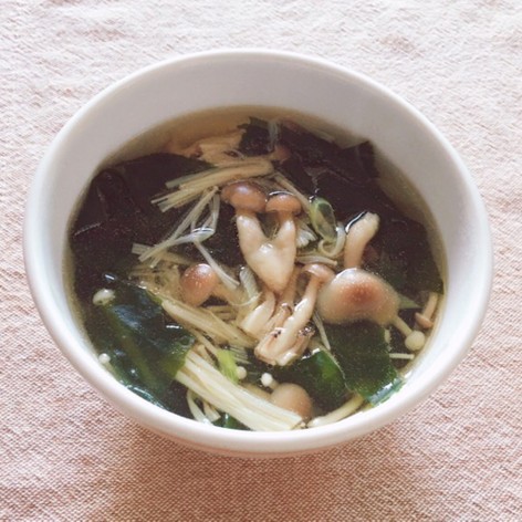 簡単スープ＊ワカメとキノコの中華風