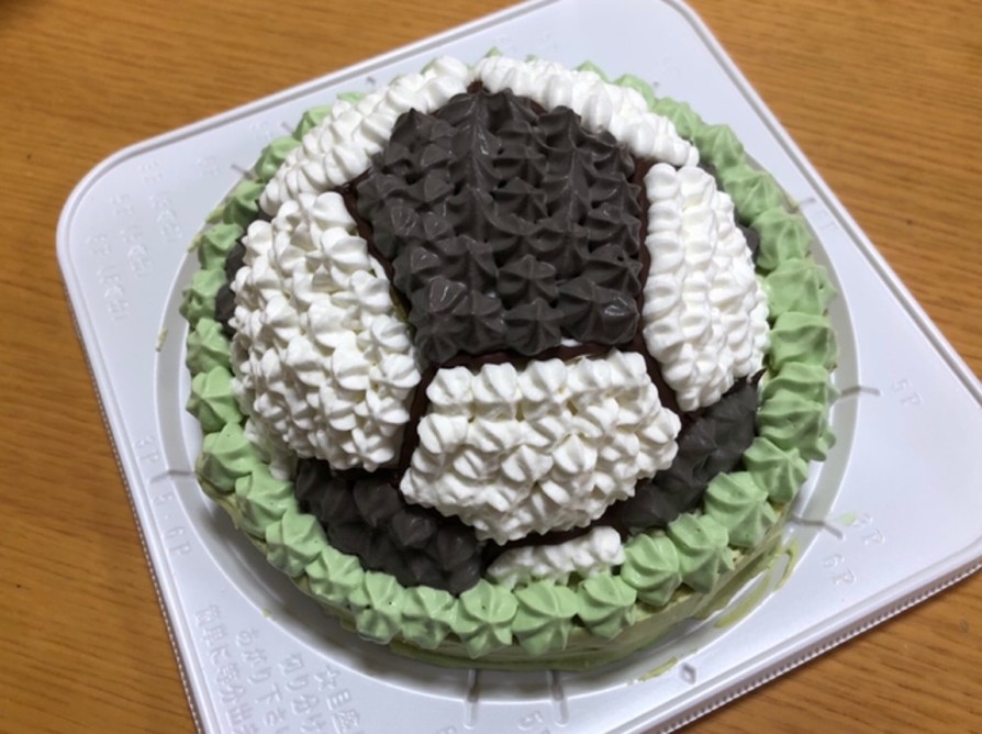 サッカーボールのドームケーキ  の画像