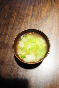 青菜とキャベツの味噌汁✿❀豆苗を散らして