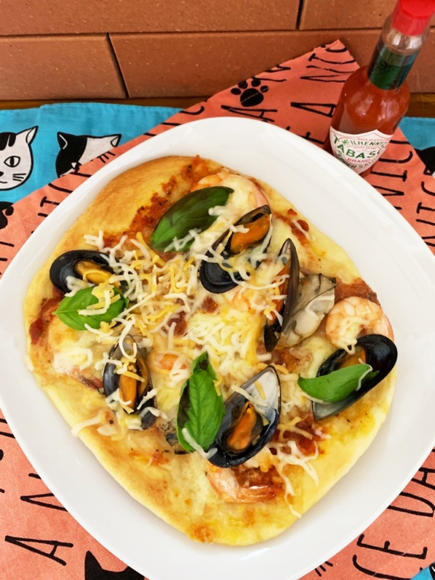 本格的モッツァレラチーズのシーフードピザの画像