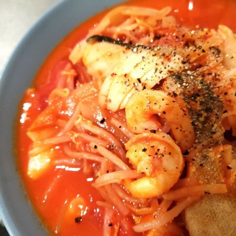 【ズボラ飯】魚介と野菜のトマトスープ