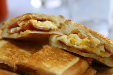 ベーコンとチーズと卵のホットサンドの写真
