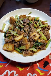 牛肉と絹厚揚げの小松菜炒めカレー風味