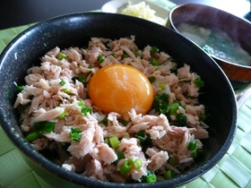 超簡単朝ごはん★ツナ卵丼(卵かけご飯)