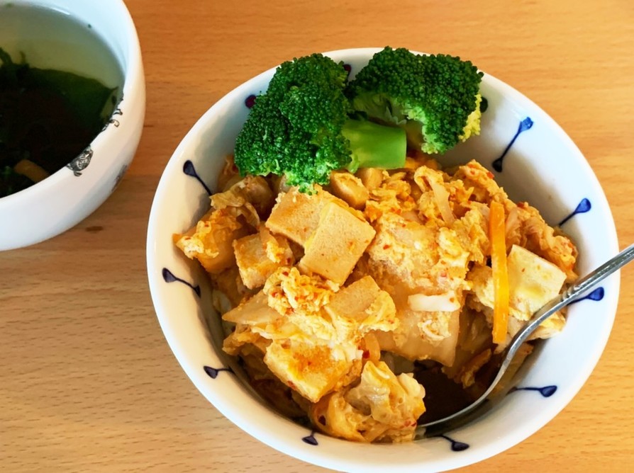 キムチと高野豆腐の卵とじ丼の画像