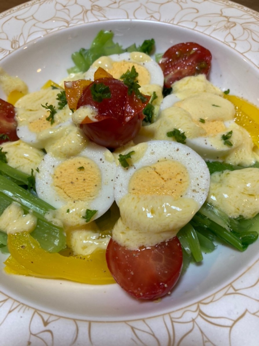 野菜と卵のサラダの画像