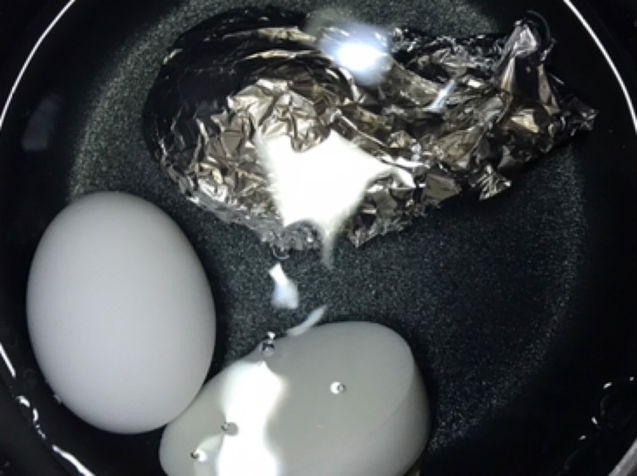 うっかり割れた卵で茹で卵の画像