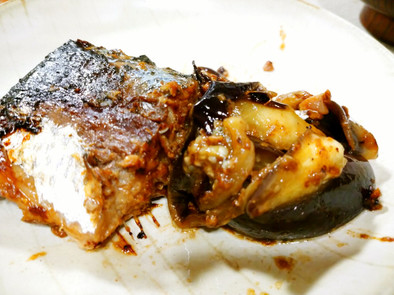 ポリ袋で漬けフライパンで焼く　鯖の味噌焼の写真