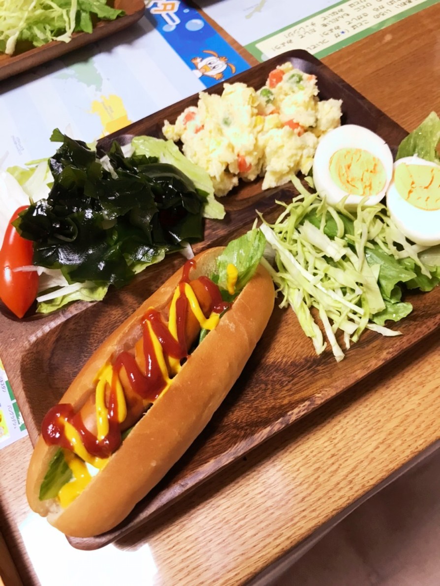 ホットドックと好きなサラダでカフェご飯☆の画像