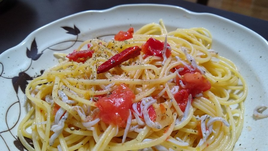 たっぷりしらすとトマトのペペロンチーノの画像