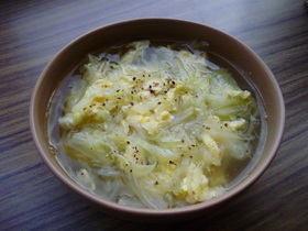 にんにく風味♪炒めキャベツのかき玉スープ
