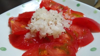 冷製トマトのレモンペッパーオニオンのせの写真