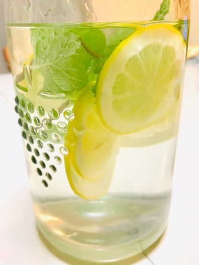 香りミントレモン水♬ガラスデキャンタの写真