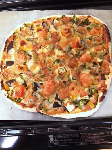 夏野菜で作るピザの写真