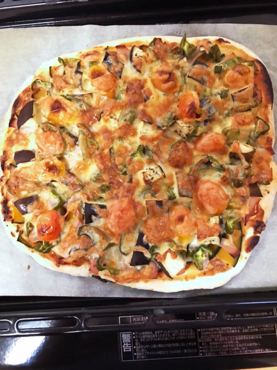 夏野菜で作るピザの画像