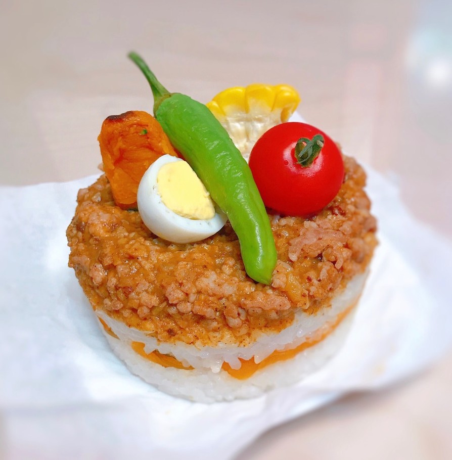 キーマカレーの押し寿司ケーキの画像