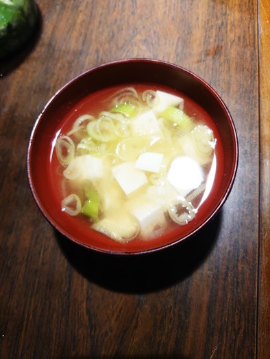 お豆腐とねぎのお味噌汁の写真