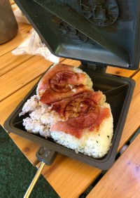 ホットサンドメーカーで生ハム焼きおにぎり