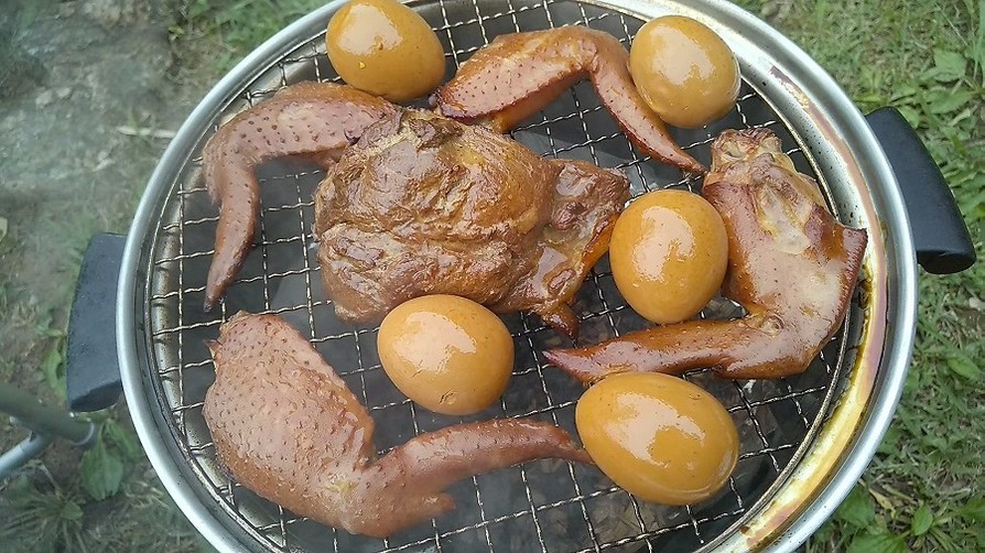 猪肉と鶏手羽肉の燻製の画像