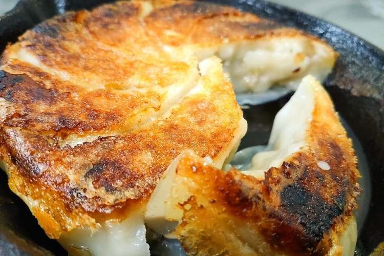 スキレットで鉄鍋餃子 レシピ 作り方 By しゃちょん クックパッド 簡単おいしいみんなのレシピが376万品