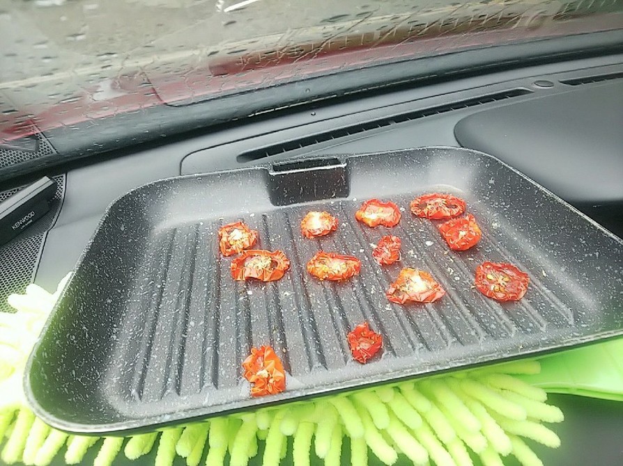 セミドライトマトを夏の車内でつくるの画像