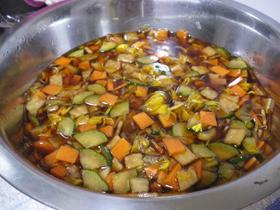 菊と野菜の酢醤油漬け