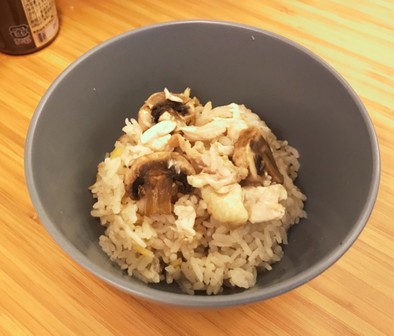 鶏ガラ　きのこ炊き込みご飯の写真