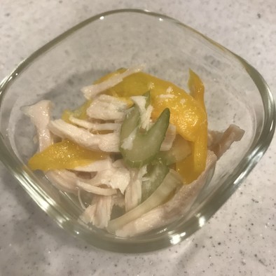 セロリと鶏ハムのピクルスサラダの写真