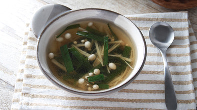 ニラとえのきの中華スープの写真