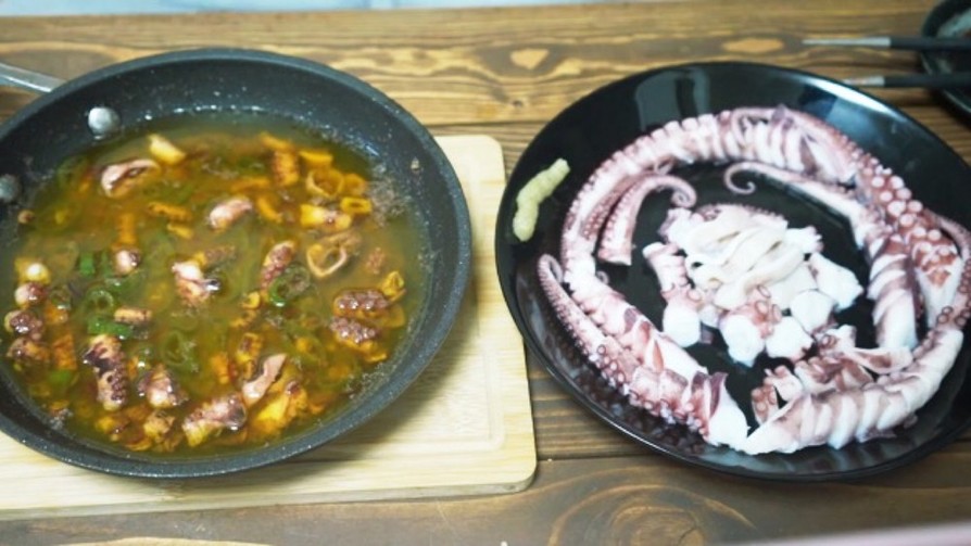 タコのアヒージョと茹で蛸の刺身の画像
