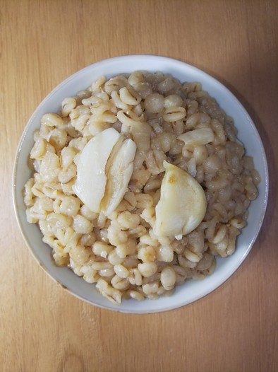 100%押し麦の麦味噌にんにく麦飯の写真