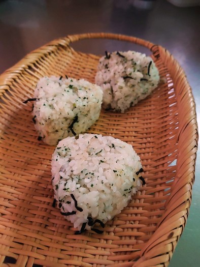 菜飯の素と塩コブのおにぎりの写真