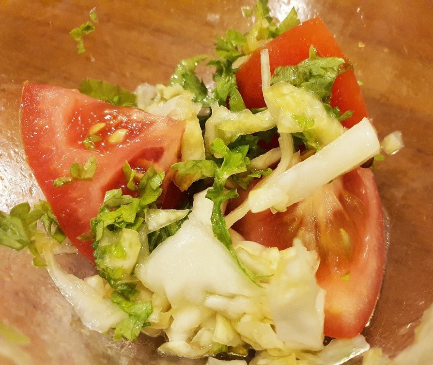 トマトとパセリ、ザワークラウトのサラダの画像