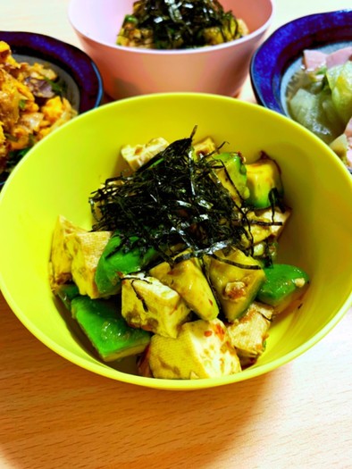 豆腐とアボカドのわさび醤油和えの写真