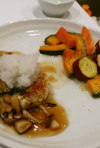 鶏と豆腐の和風ハンバーグ　マリネ野菜添え