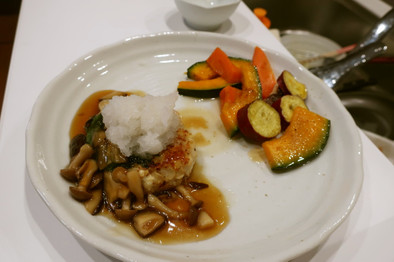 鶏と豆腐の和風ハンバーグ　マリネ野菜添えの写真