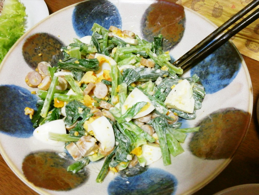 小松菜とウインナーとゆで卵のサラダの画像
