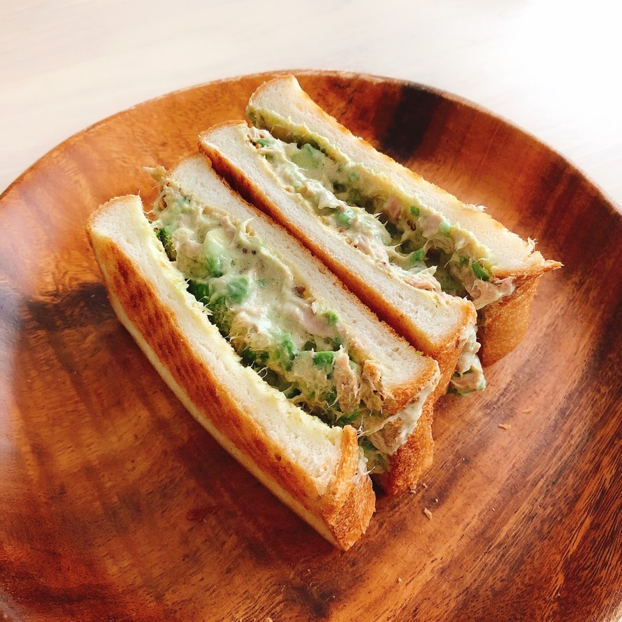 ツナマヨアボカドのサンドイッチの画像
