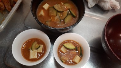 野菜ジュースの味噌スープの写真