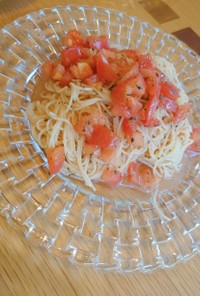 トマトとバシルの冷製パスタ
