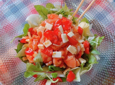 スモークサーモンのカルパッチョ風サラダの写真